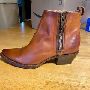 New Frye Sacha Moto leather Booties in cognac size 8 never worn